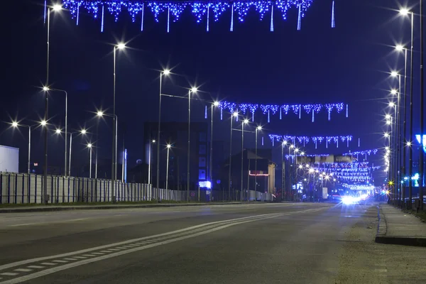 Mavi Işık Süslemeleri Uzaktan Görülen Arabanın Işıkları Ile Gece Yol — Stok fotoğraf