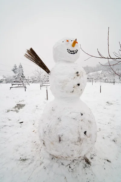 大きな雪の男と冬の風景 — ストック写真