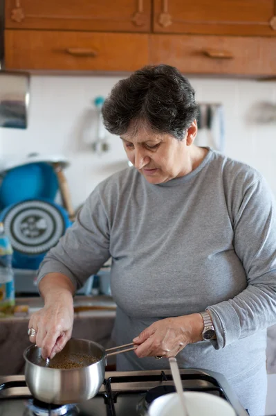 Starší žena, vaření — Stock fotografie