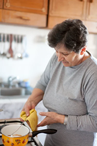 Donna anziana cucina — Foto Stock