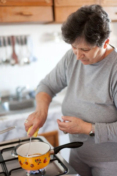 Äldre Kvinna Matlagning Spisen Starkt Dagsljus — Stockfoto