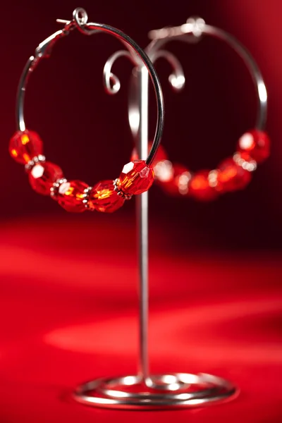 Piękne Kolczyki Ręcznie Robione Uchwyt Metalowy Tle Czerwonego Aksamitu — Zdjęcie stockowe