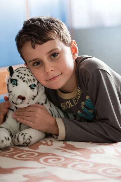 Portret Ładny Mały Chłopiec Bawi Się Pluszowy Tygrysek — Zdjęcie stockowe