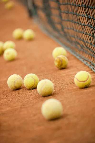 Viele Gelbe Tennisbälle Auf Einem Schlackenfeld Der Nähe Des Netzes — Stockfoto