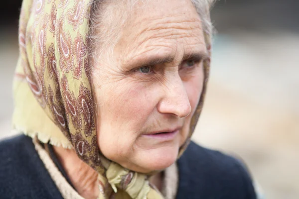 ハンカチ屋外で古い田園女性 — ストック写真