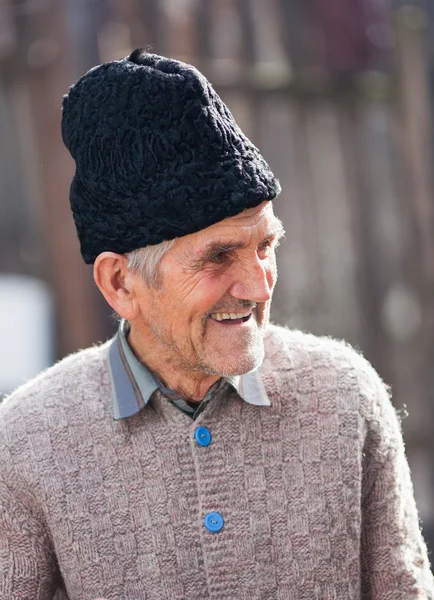 一位农村老人户外的肖像 — 图库照片
