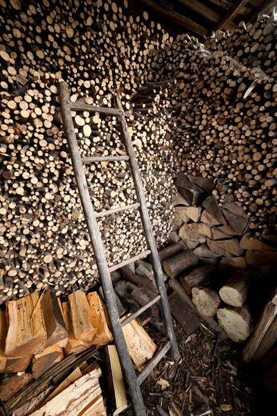Изображение Сложенного Бука Деревянной Лестницы — стоковое фото