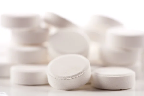 Uma Pilha Comprimidos Brancos Isolados Sobre Fundo Branco — Fotografia de Stock