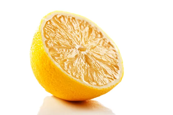 白い背景で隔離されたスライスしたレモンのクローズ アップ — ストック写真