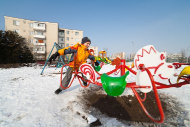 güzel bir çocuk bahçesi parkta oynarken