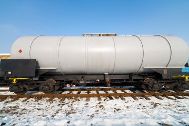 Petrol tankı demiryolu güneşli kış gününde