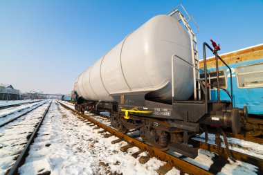 Petrol tankı demiryolu güneşli kış gününde