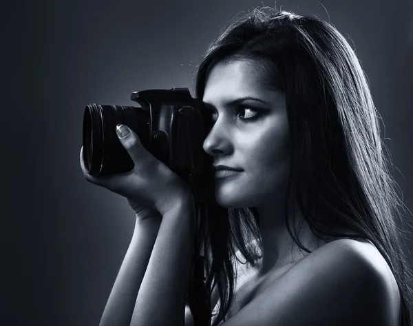 Πορτρέτο Του Μια Όμορφη Νεαρή Γυναίκα Που Χρησιμοποιώντας Φωτογραφική Μηχανή — Φωτογραφία Αρχείου