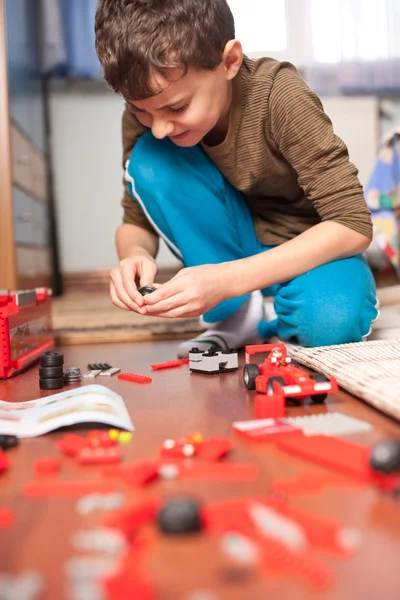Dziecko Bawiąc Się Zabawki Kryty Swoim Pokoju — Zdjęcie stockowe