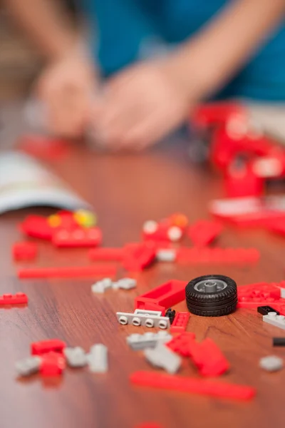 Kind Spelen Met Speelgoed Indoor Zijn Kamer — Stockfoto