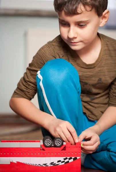 Αγόρι που παίζει με παιχνίδια — Φωτογραφία Αρχείου