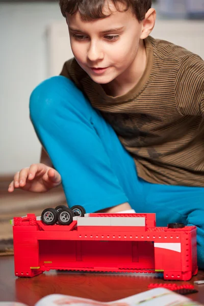 Chłopiec bawi się zabawkami — Zdjęcie stockowe