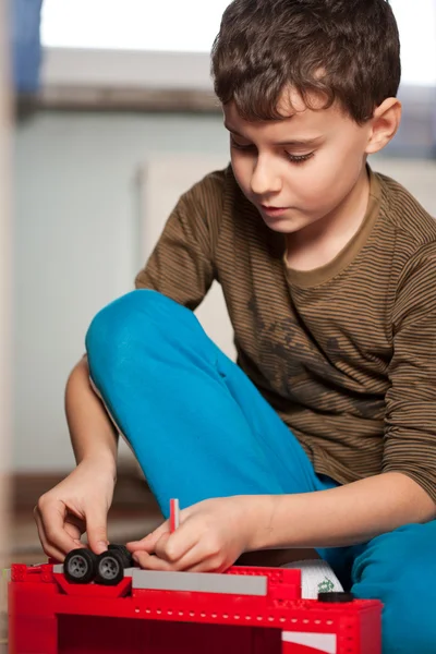 Junge spielt mit Spielzeug — Stockfoto