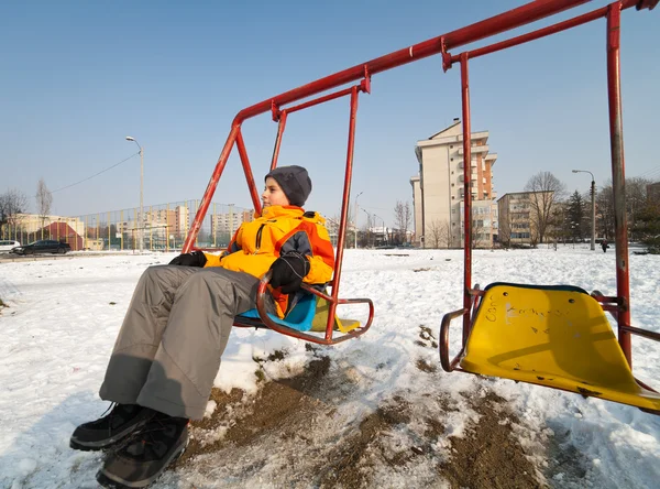 Enfant Mignon Jouant Aire Jeux Dans Parc — Photo