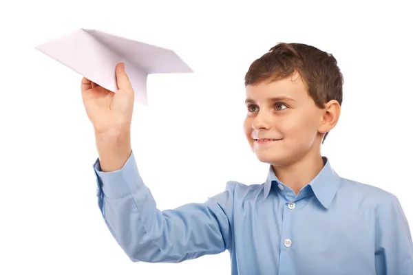 Мальчик бросает бумажный самолет — стоковое фото