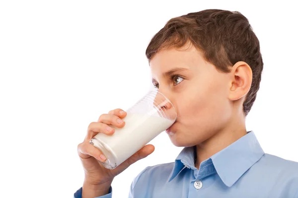 Ragazzo che beve un bicchiere di latte — Foto Stock