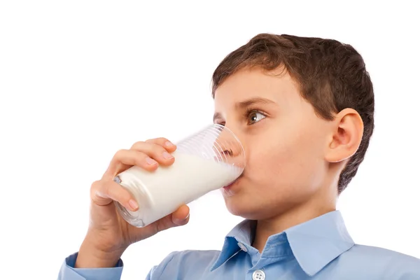 Chłopiec pijący szklankę mleka — Zdjęcie stockowe