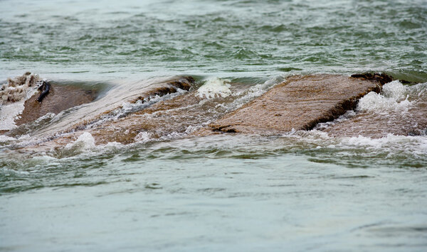 Зимний пейзаж с рекой в облачный день
