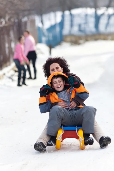 妈妈和儿子骑着雪橇飞驰而去 玩得很开心 — 图库照片