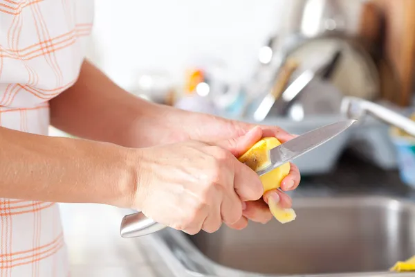 Γυναίκα χέρια peeling πατάτες — Φωτογραφία Αρχείου