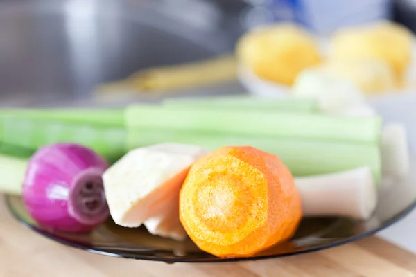 Closeup Των Λαχανικών Ένα Πιάτο Στην Κουζίνα — Φωτογραφία Αρχείου
