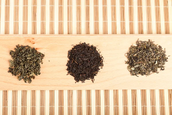 種類の乾燥された葉茶 杭のクローズ アップ アマチャヅル 黒と緑 — ストック写真