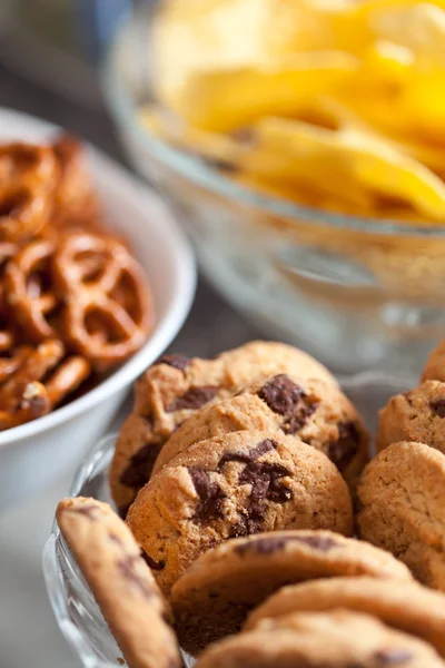 Cookies e pretzels em taças, rasas DOF — Fotografia de Stock