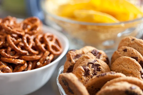 Closeup Deliciosos Biscoitos Pretzels Tigelas Com Dof Rasa — Fotografia de Stock