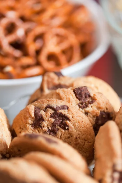 Cookies e pretzels em taças, rasas DOF — Fotografia de Stock