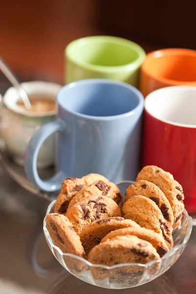 Closeup Mísy Cookies Barevnými Pohárky Pozadí Selektivní Zaměření — Stock fotografie