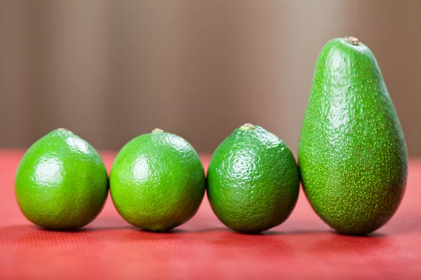 Limefrukterna och avokado — Stockfoto