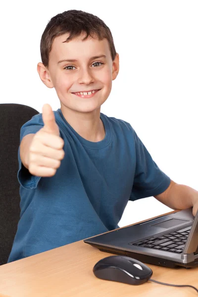 Skolpojke på den bärbara datorn — Stockfoto