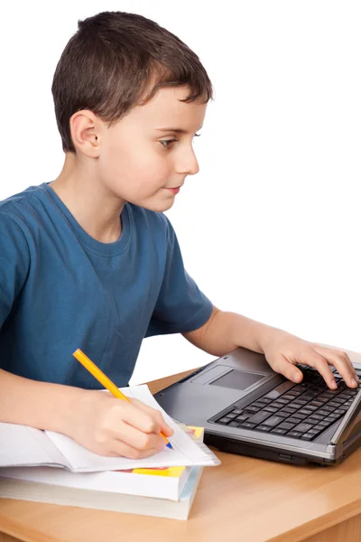 Uczeń na laptopie — Zdjęcie stockowe