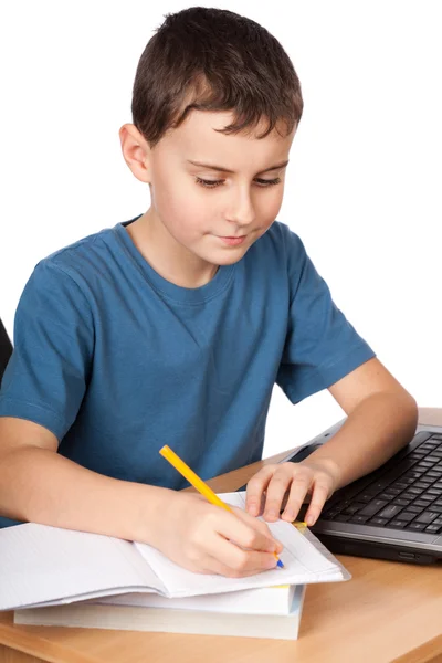 Uczeń na laptopie — Zdjęcie stockowe