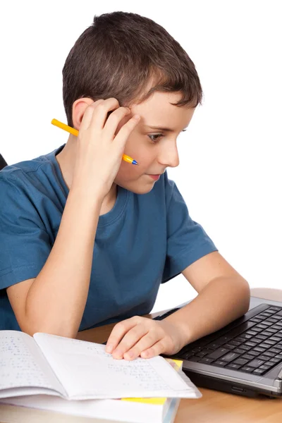 Schooljongen op de laptop — Stockfoto