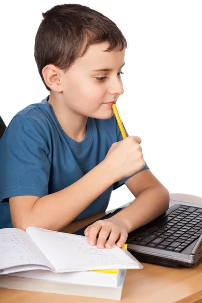 Schooljongen op de laptop — Stockfoto