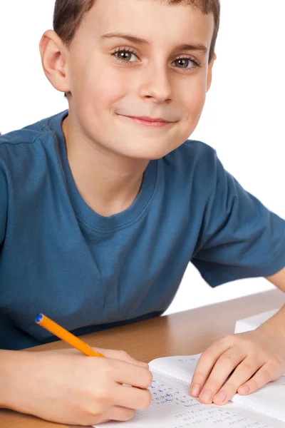 Schulkind macht Hausaufgaben — Stockfoto