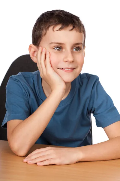 Pojke sitter vid sitt skrivbord — Stockfoto