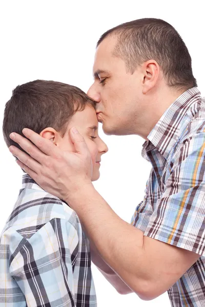 父亲的额头上亲吻他的儿子 — 图库照片