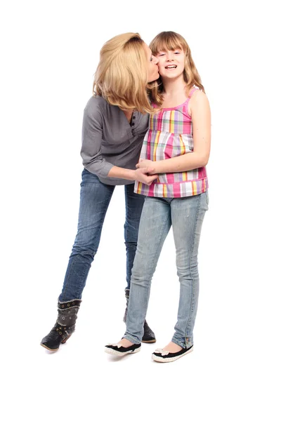 Moeder en dochter geïsoleerd op wit — Stockfoto