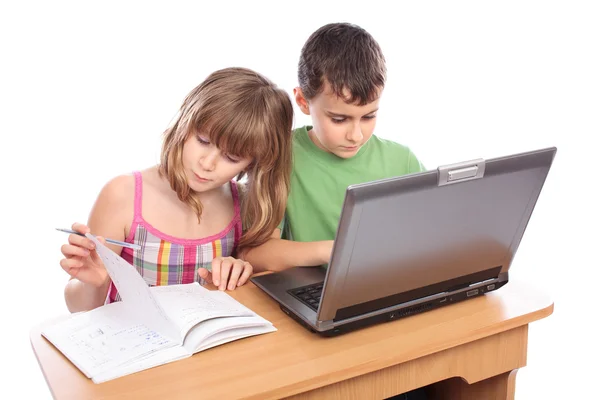 Crianças de escola trabalhando juntas, conceito educacional — Fotografia de Stock