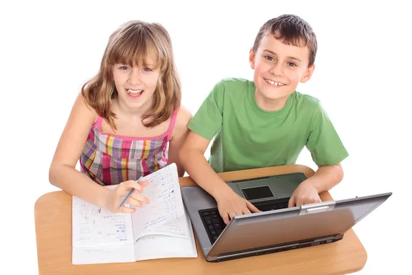 Skolbarn som arbetar tillsammans, bilda begrepp — Stockfoto