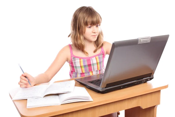 Skolflicka gör läxor på hennes laptop — Stockfoto