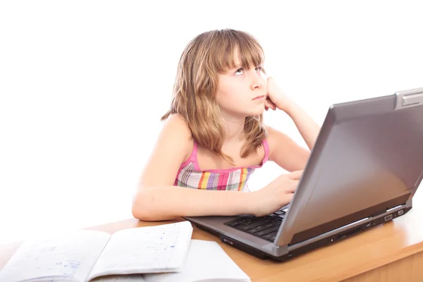 Liseli kız onu laptop, ödev — Stok fotoğraf