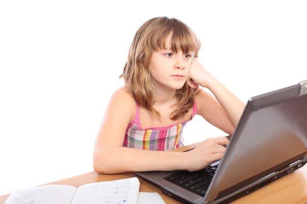 Schulmädchen macht Hausaufgaben am Laptop — Stockfoto